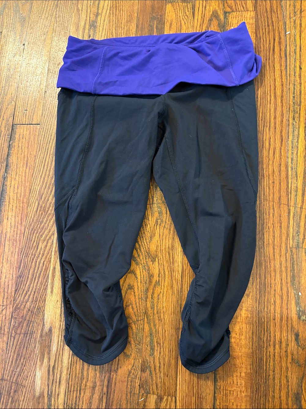 🎉Lululemon athletica Black Capri Leggings with Pockets and Purple Waistband!